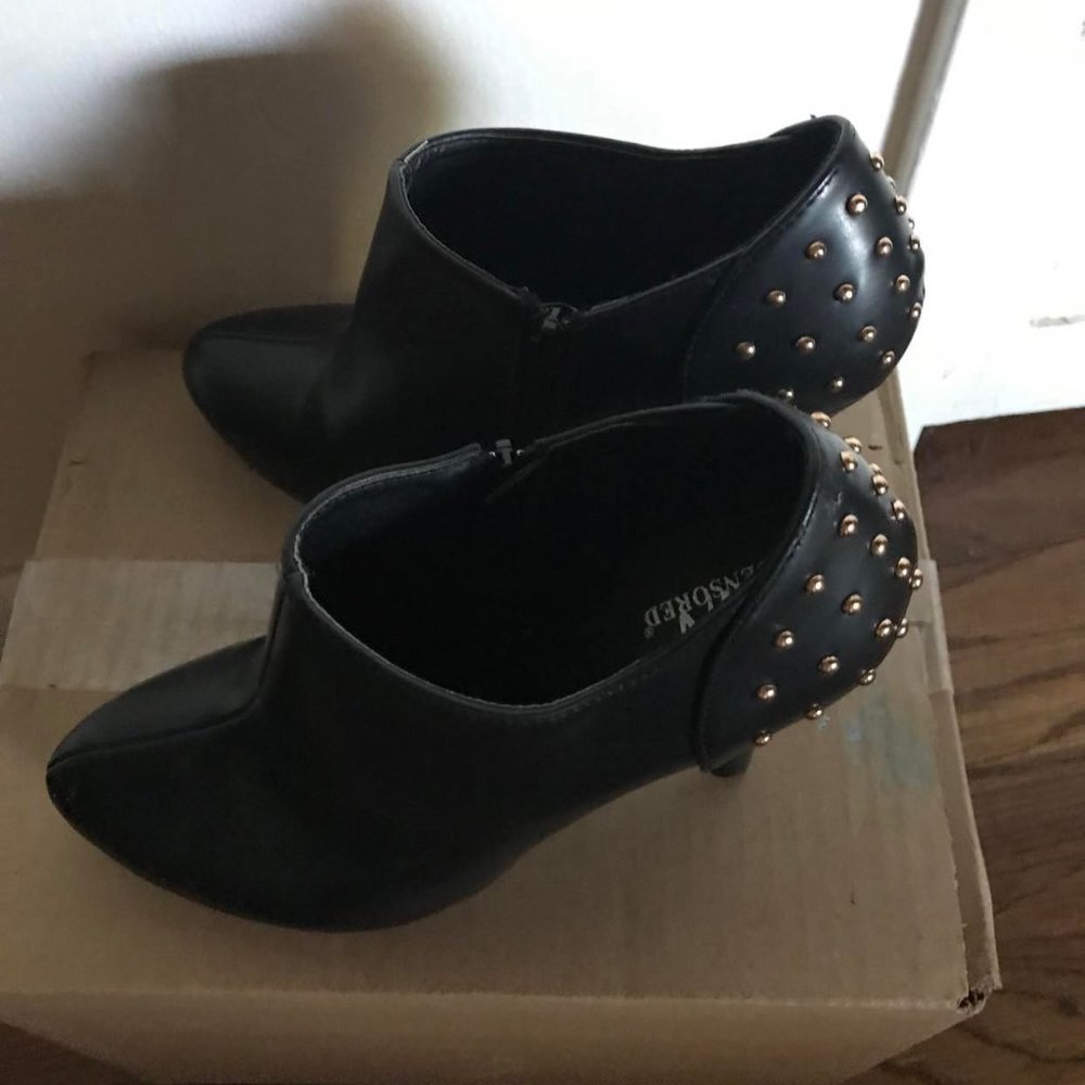 Sexy ladies black beaded back shoes